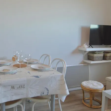 Aux Beaux Coquillages, Vue Et Sur Le Port