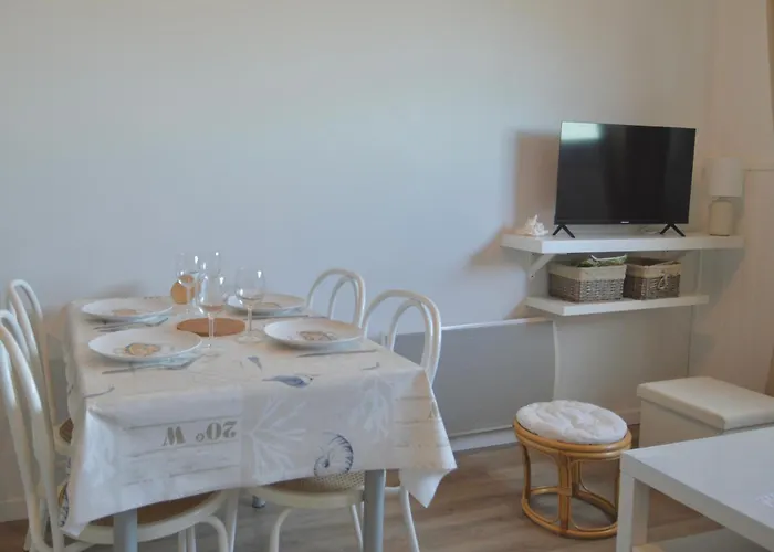 Aux Beaux Coquillages, Vue Et Sur Le Port