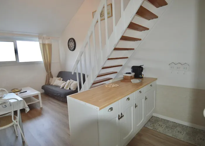 Aux Beaux Coquillages, Vue Et Sur Le Port