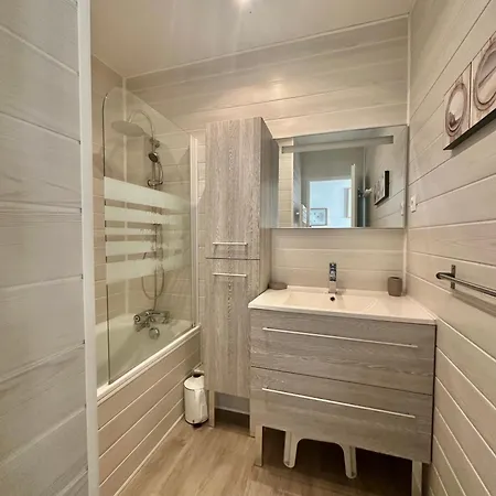 Aux Beaux Coquillages, Vue Et Sur Le Port *