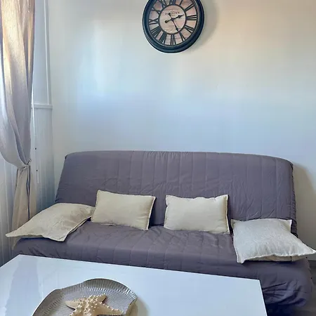 Aux Beaux Coquillages, Vue Et Sur Le Port