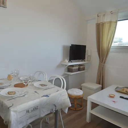 Aux Beaux Coquillages, Vue Et Sur Le Port