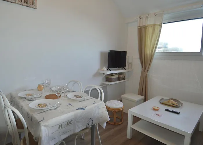 Aux Beaux Coquillages, Vue Et Sur Le Port