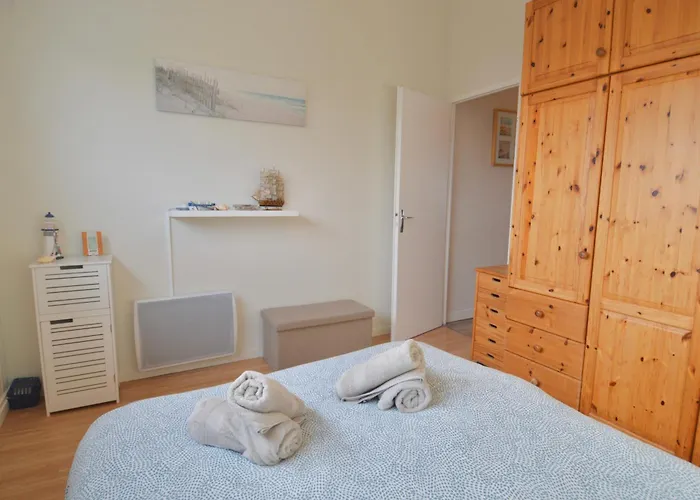 Aux Beaux Coquillages, Vue Et Sur Le Port *