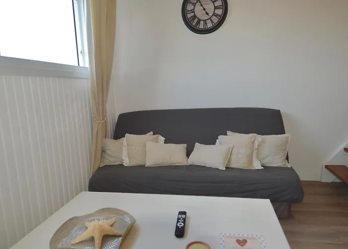 Aux Beaux Coquillages, Vue Et Sur Le Port